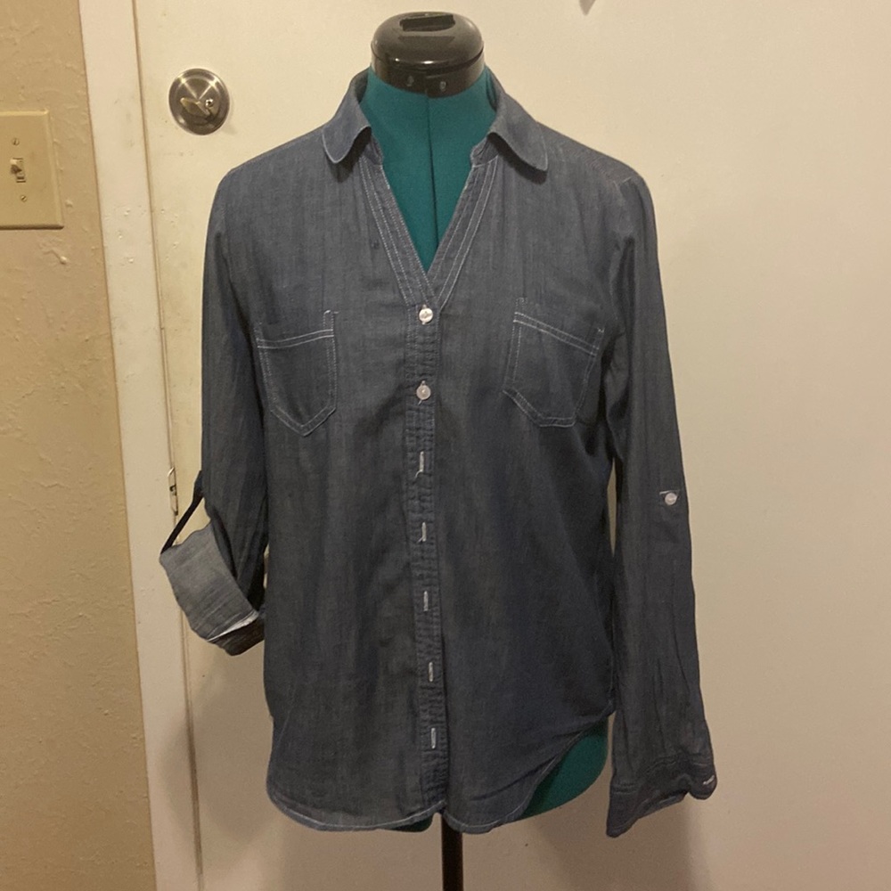 Women’s lightweight Denim Style Shirt W/Rolled Sleeves small hole on front Med
